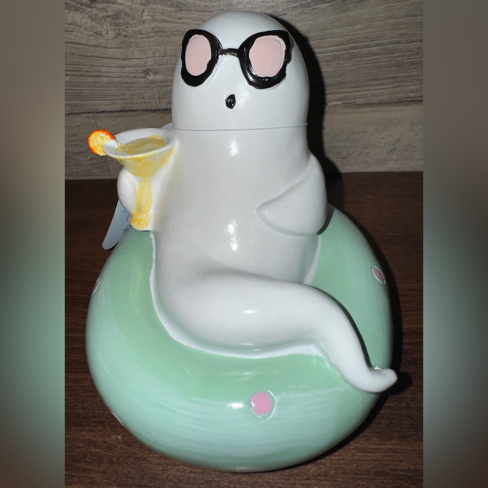 Cute 🥰 Sassy 💁‍♀️ Ghost 👻 on Pool Float Drinking Martini 6” Figure NEW